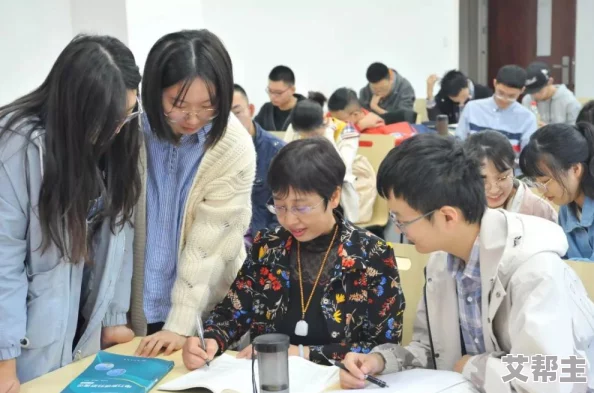 老师你好大好白好紧好硬，竟然在课堂上被学生拍下视频，引发全校热议！