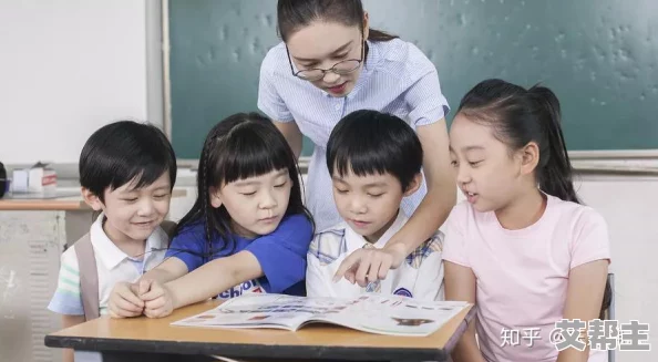 坤坤进老师的句号：新学期开始，学生们对他的教学风格和课堂氛围给予高度评价与期待