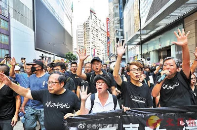 香港边做边挤奶水电影引发热议，观众反响不一，讨论其艺术价值与社会影响的声音不断上升