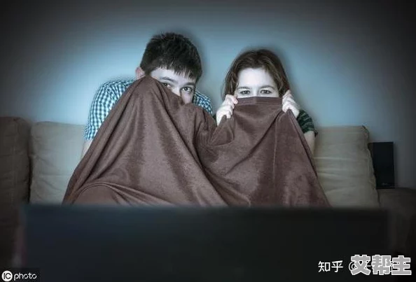 男人午夜视频：深夜的秘密与情感交织，揭示男性内心世界的真实面貌与挣扎