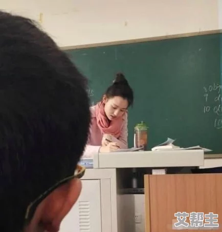 美女老师露胸引发热议 网友纷纷评论其教学风格与形象是否合适 学校对此事表示关注并将进行调查